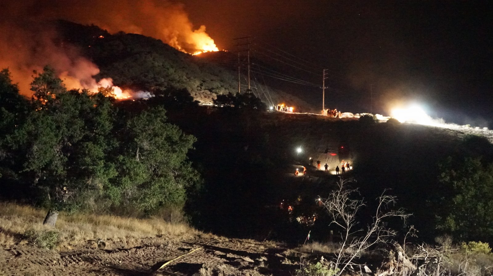 10月14日，消防員在美國加利福尼亞州聖巴巴拉縣山火區域工作。（新華社）
