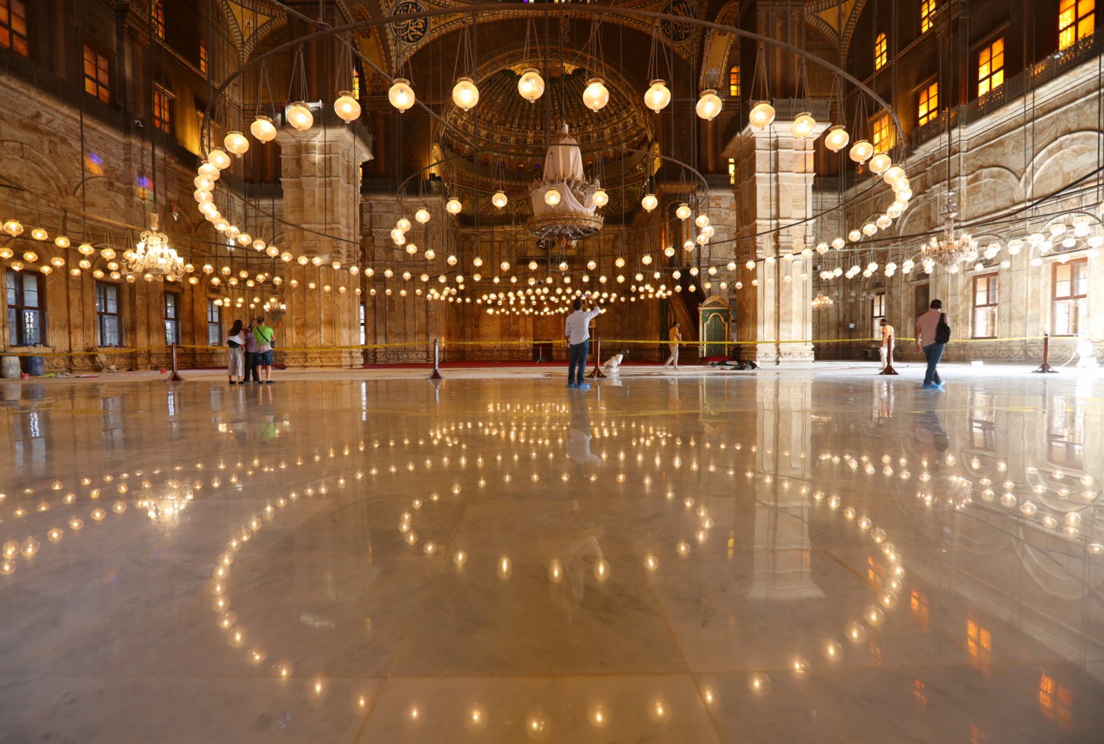 10月14日，遊客在埃及首都開羅薩拉丁城堡內的穆罕默德·阿里清真寺參觀。（新華社）