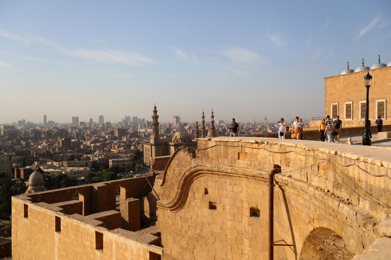 10月14日，遊客在埃及首都開羅的薩拉丁城堡參觀。（新華社）