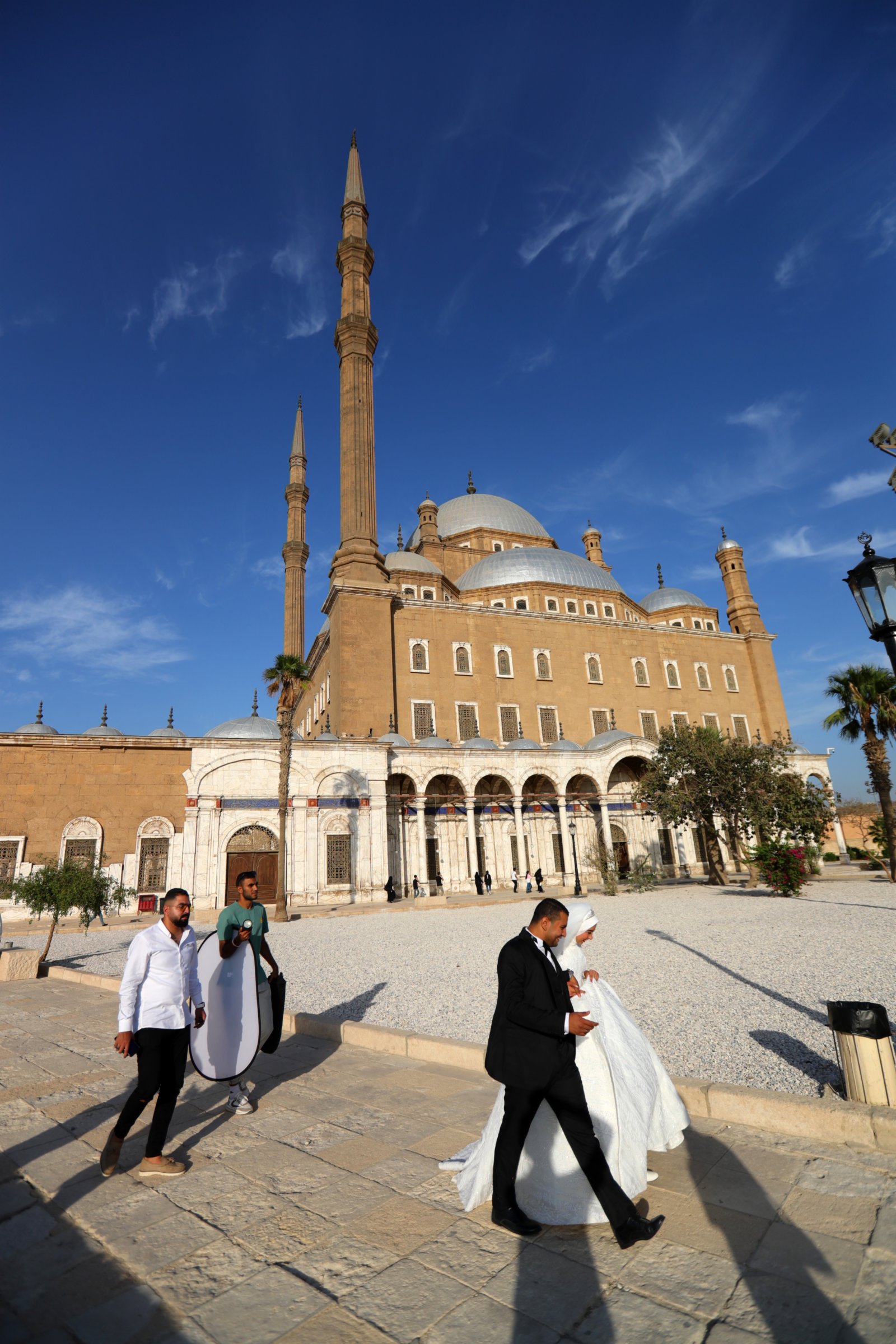 10月14日，一對新人在埃及首都開羅的薩拉丁城堡內拍攝婚紗照。（新華社）