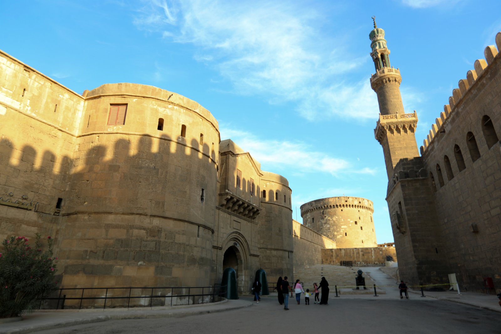 10月14日，遊客在埃及首都開羅的薩拉丁城堡參觀。（新華社）