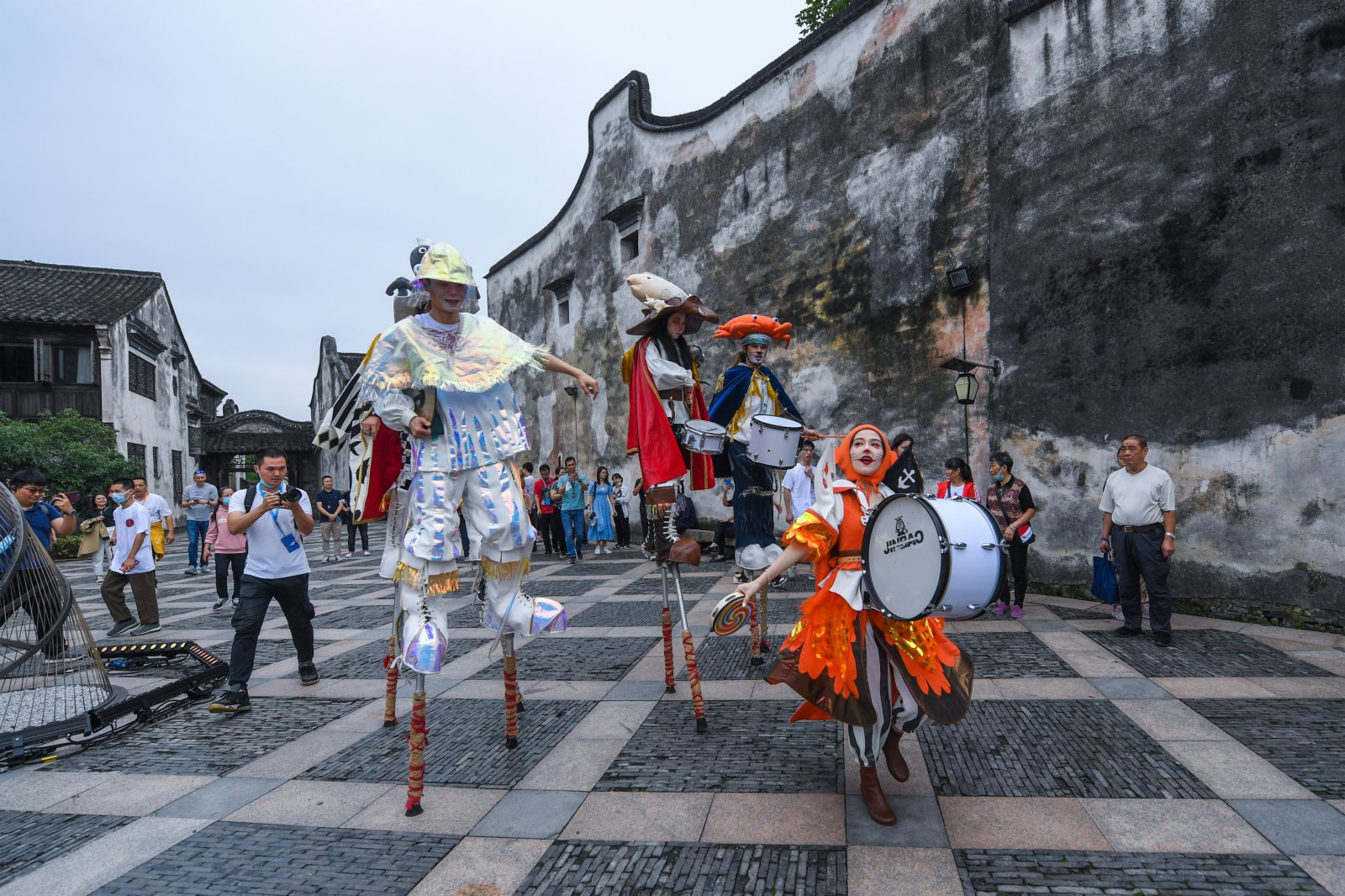 這是10月15日舉行的古鎮嘉年華「踩街」表演。（新華社）