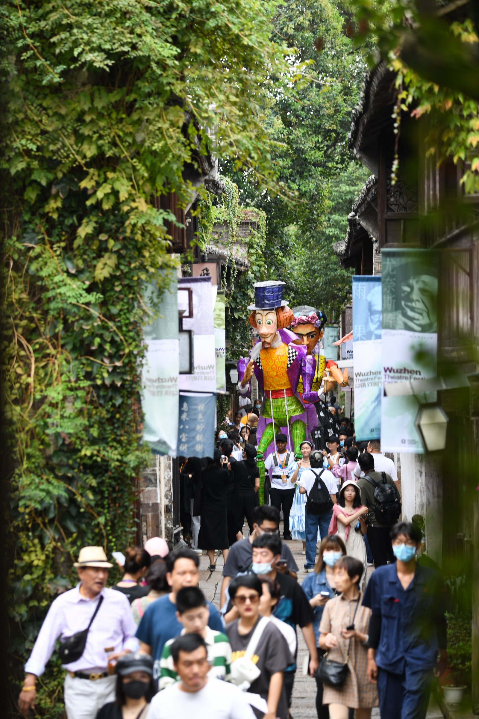 10月15日，戲劇節上的大型木偶參加巡遊表演。（新華社）