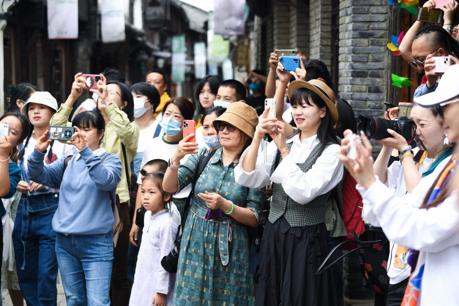10月15日，遊客在觀看古鎮嘉年華「踩街」表演。（新華社）