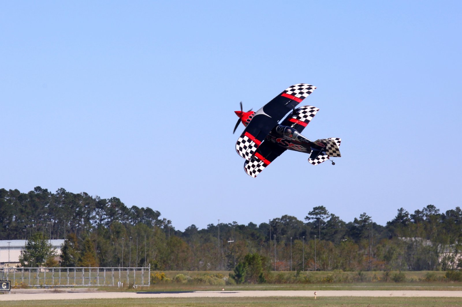 這是10月16日在美國路易斯安那州哈蒙德北岸地區飛行秀現場拍攝的特技飛行表演。（新華社）