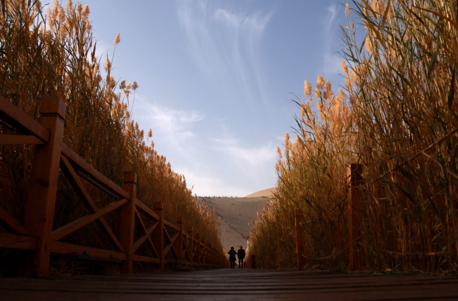 10月17日，遊客在甘肅省敦煌市鳴沙山月牙泉景區遊覽。（新華社）