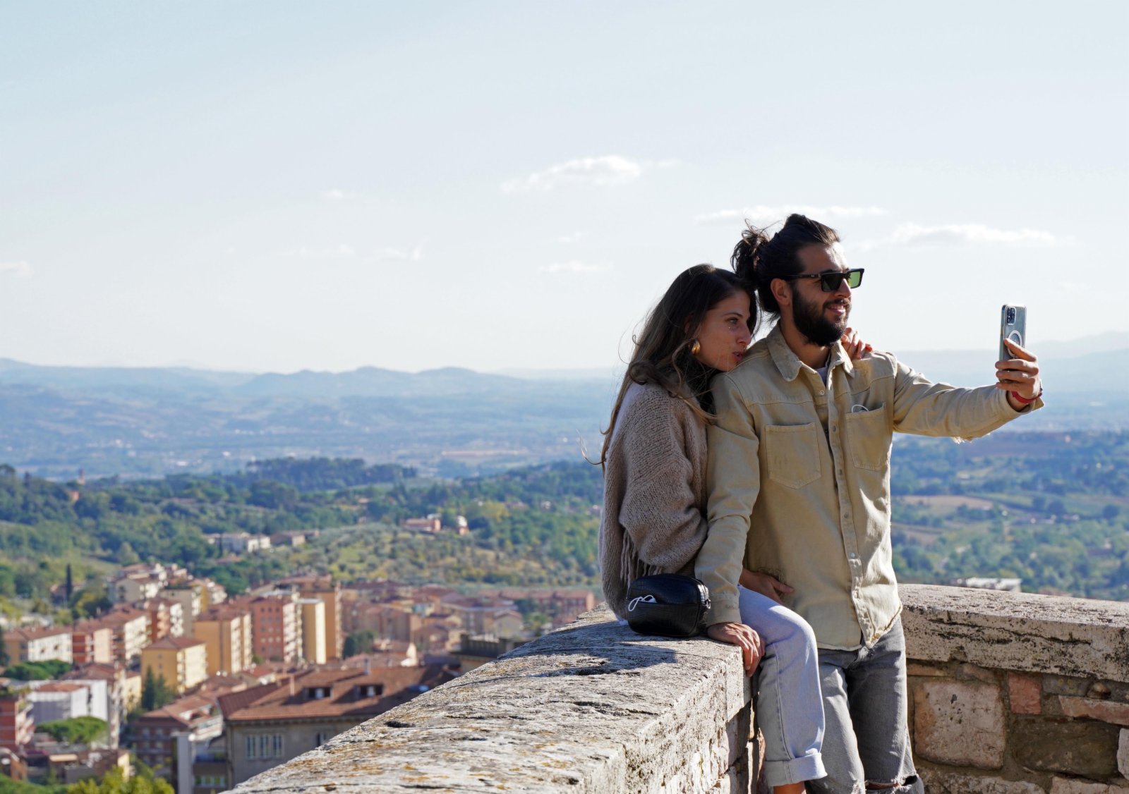 10月15日，一對情侶在意大利佩魯賈的一處觀景台自拍。（新華社）