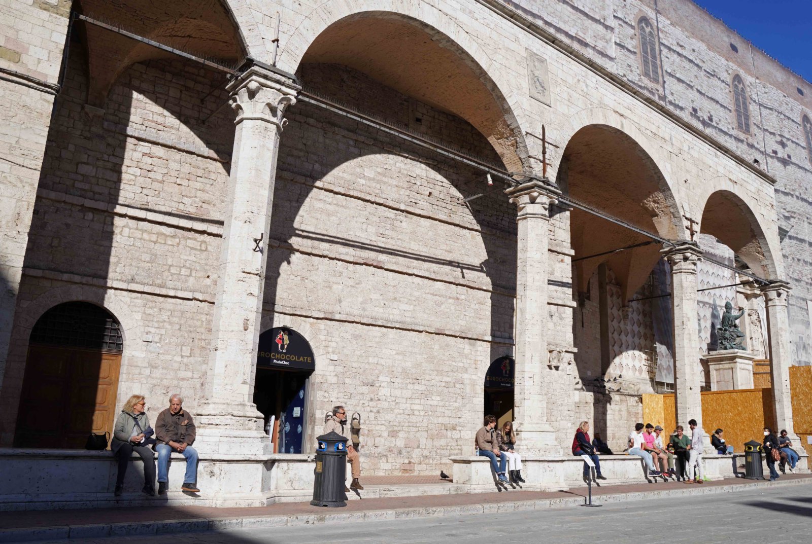 10月15日，遊客在意大利佩魯賈的十一月四日廣場旁小憩。（新華社）