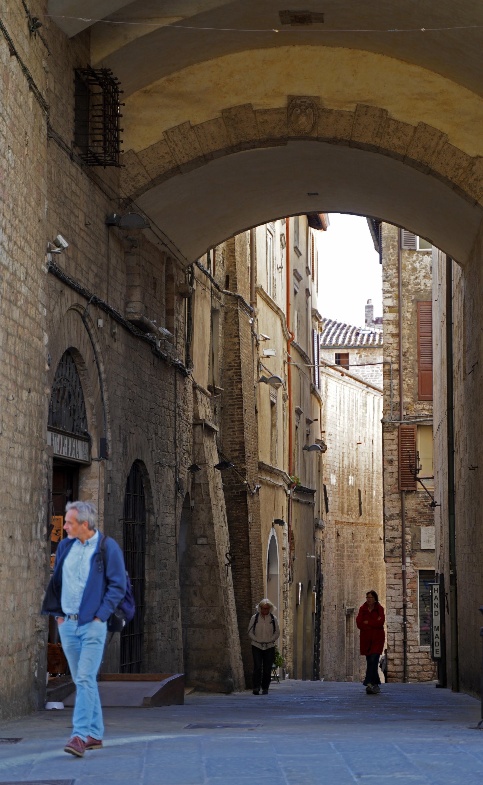 10月15日，遊客走過意大利佩魯賈的街道。（新華社）