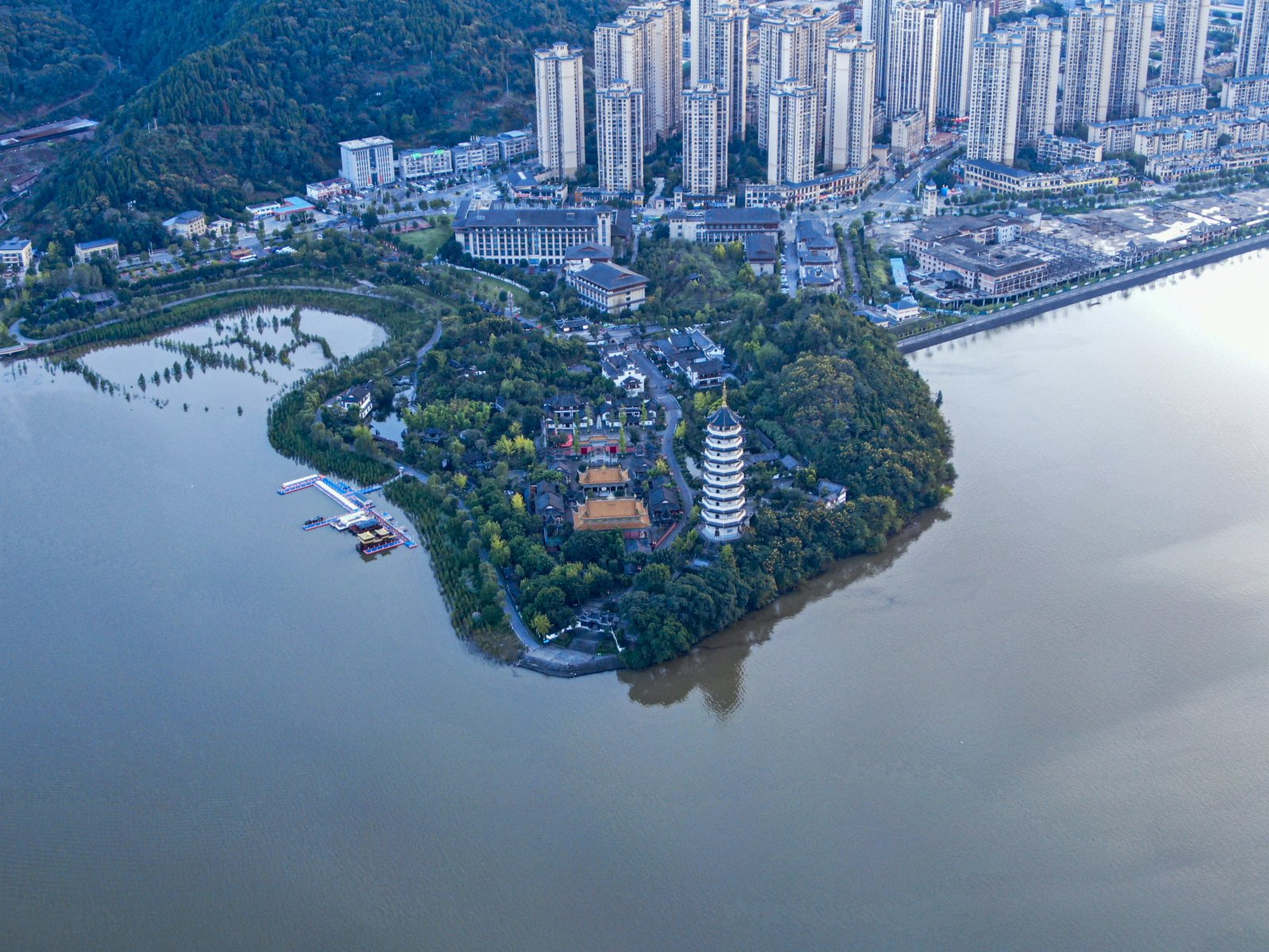 重慶開州區漢豐湖景色與周邊城市建築（10月18日攝，無人機照片）。（新華社）