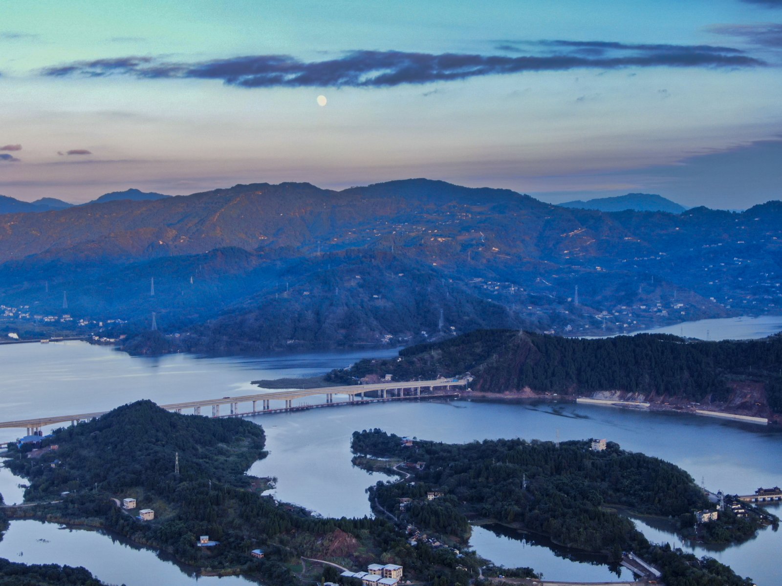 傍晚時分的重慶開州區漢豐湖景色（10月18日攝，無人機照片）。（新華社）