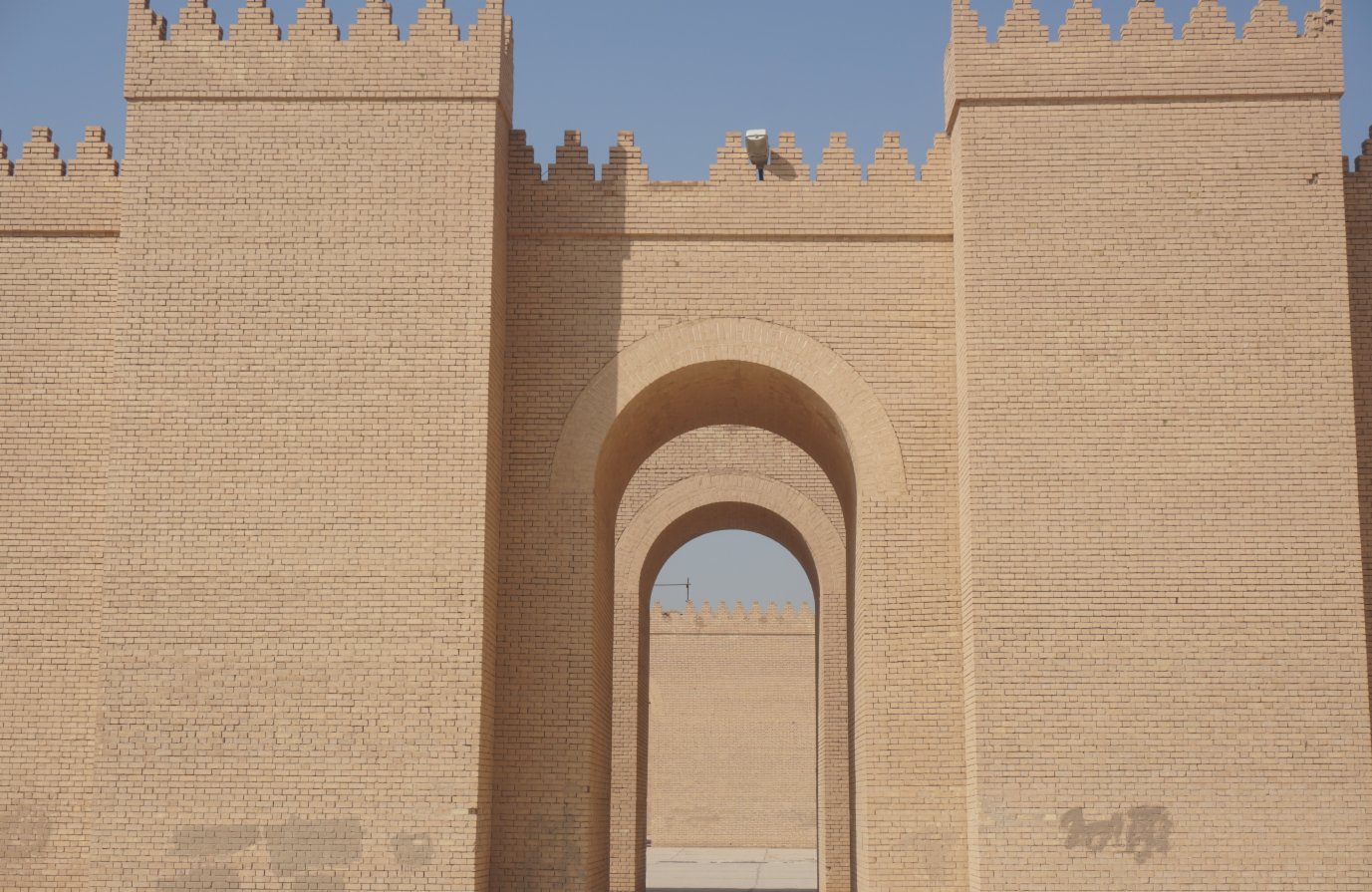 這是10月16日在伊拉克巴比倫古城遺址拍攝的重建的宮殿。（新華社）