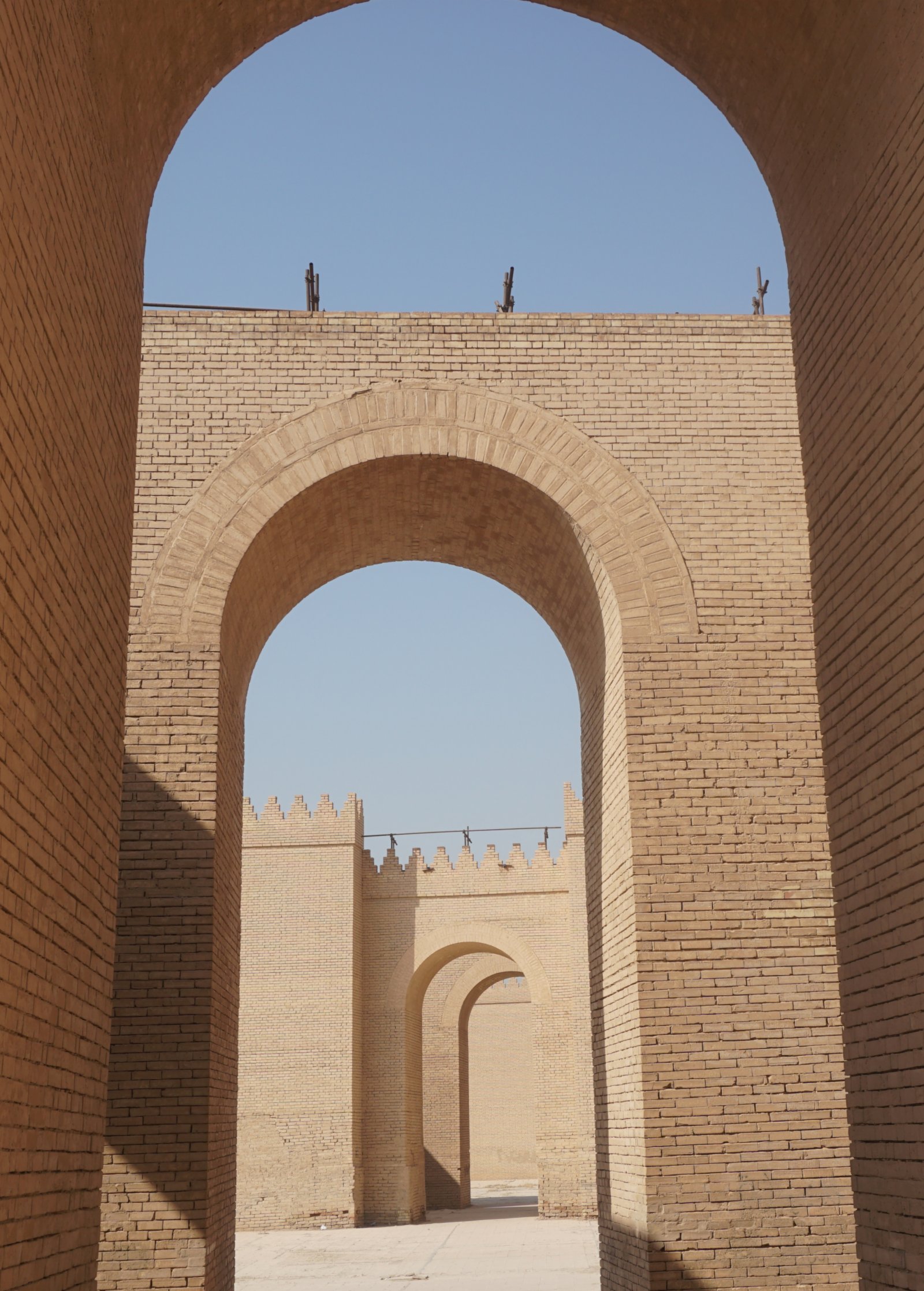 這是10月16日在伊拉克巴比倫古城遺址拍攝的重建的宮殿。（新華社）