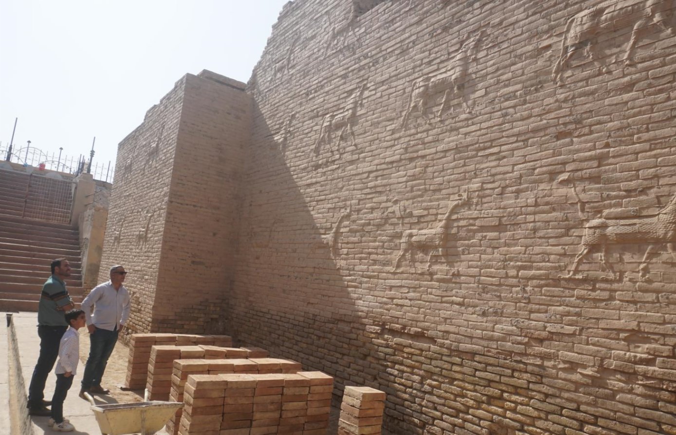 10月16日，遊客在伊拉克巴比倫古城遺址內觀看城牆上的浮雕。（新華社）