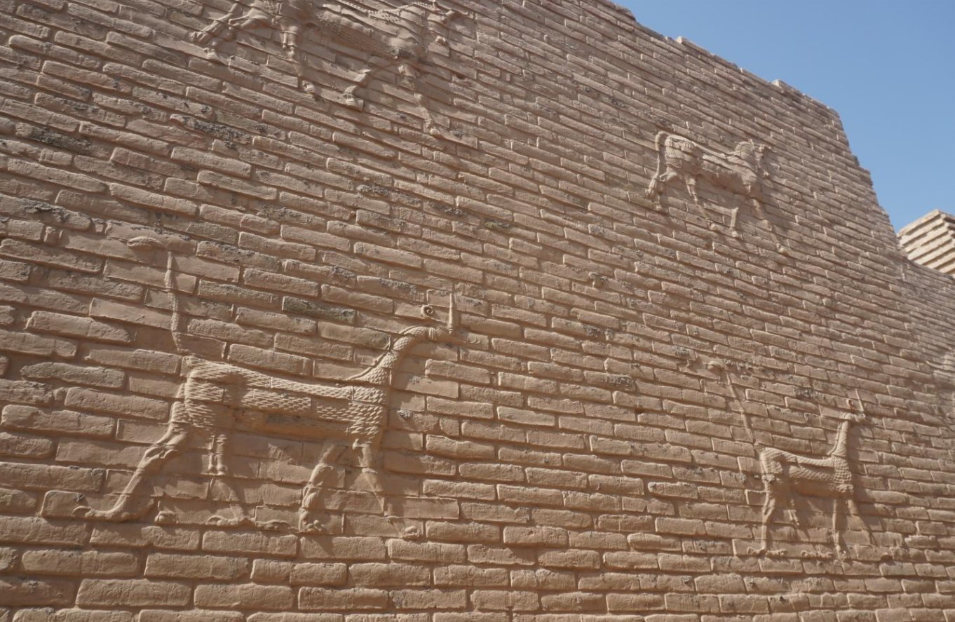 這是10月16日在伊拉克巴比倫古城遺址拍攝的城牆上的浮雕原牛（上）和怒蛇（下）。（新華社）