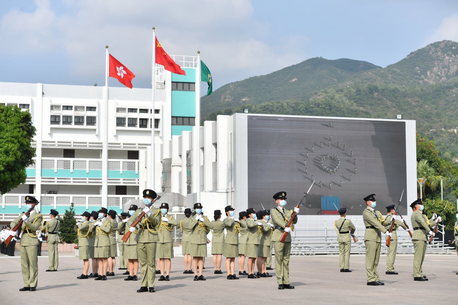 10月19日，香港海關於海關學院以全中式升旗及步操舉行結業會操。（新華社）