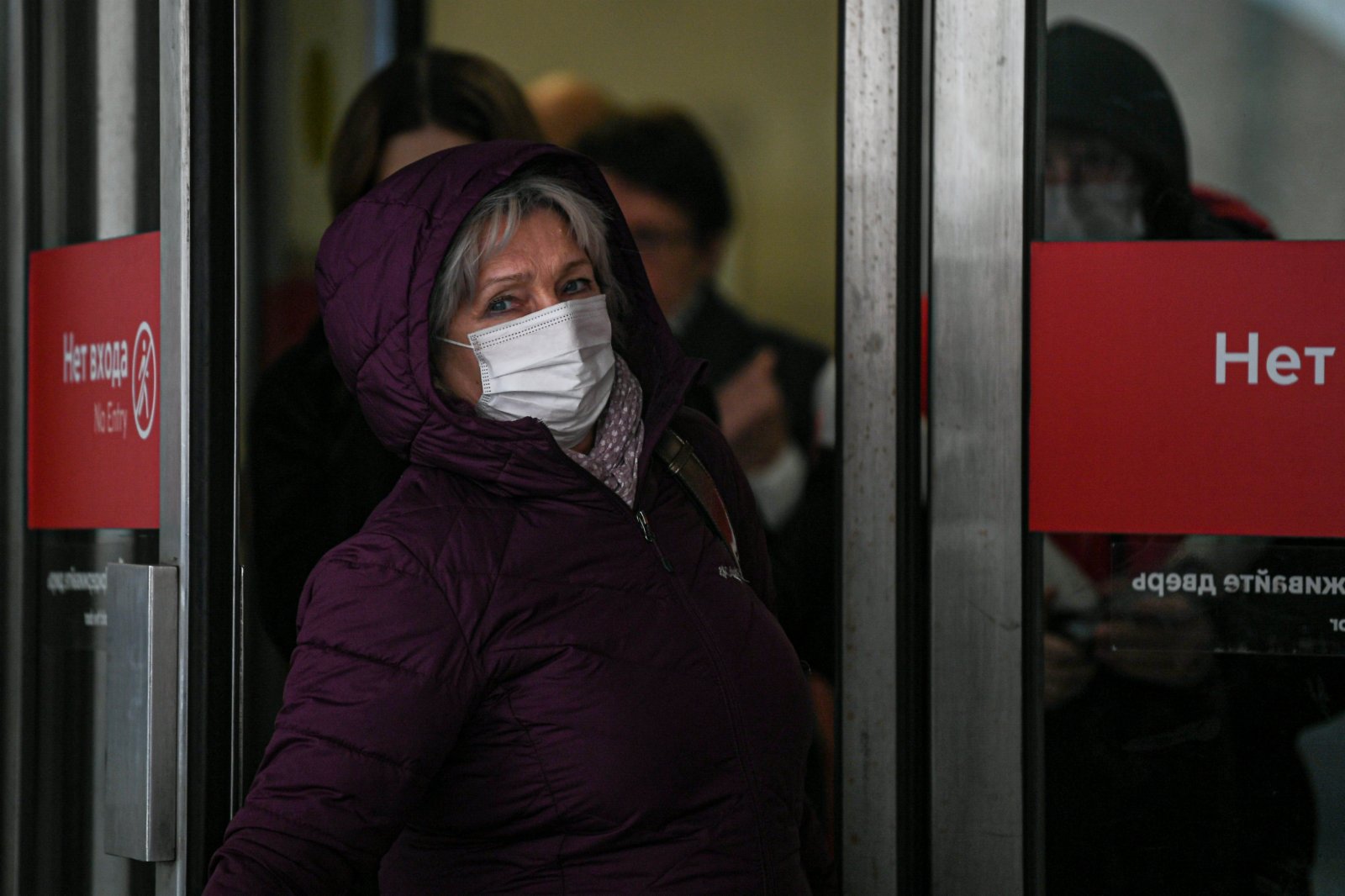 10月20日，在俄羅斯首都莫斯科，行人佩戴口罩出行。（新華社）