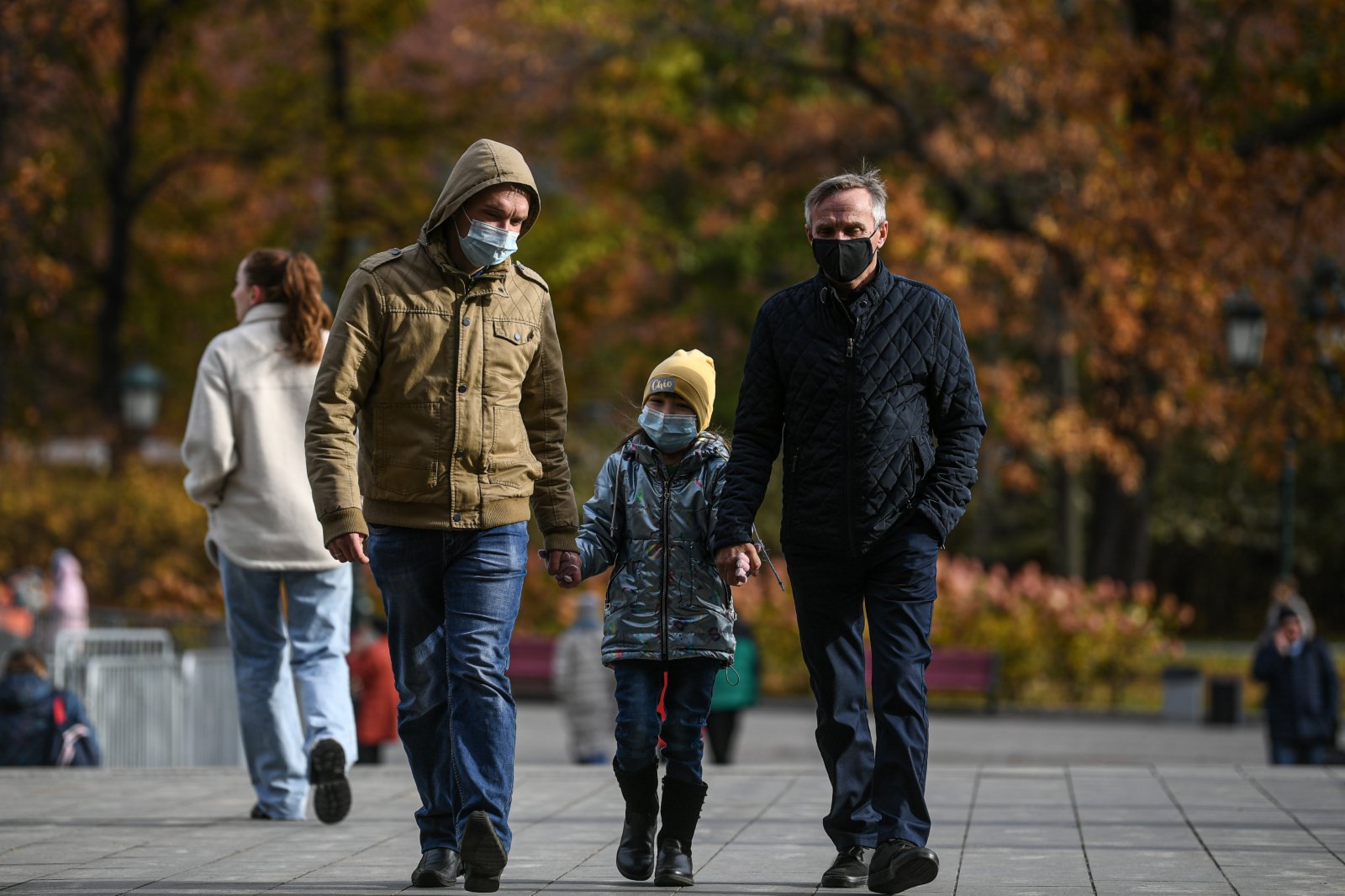 10月20日，在俄羅斯首都莫斯科，行人佩戴口罩出行。（新華社）