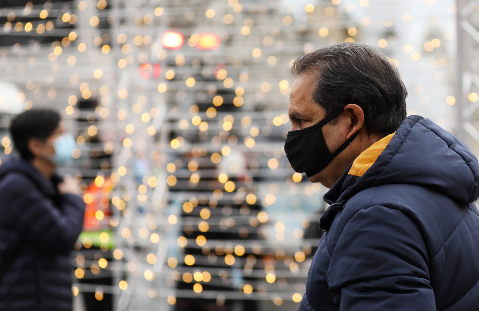 10月23日，在英國倫敦，一名男子戴着口罩出行。