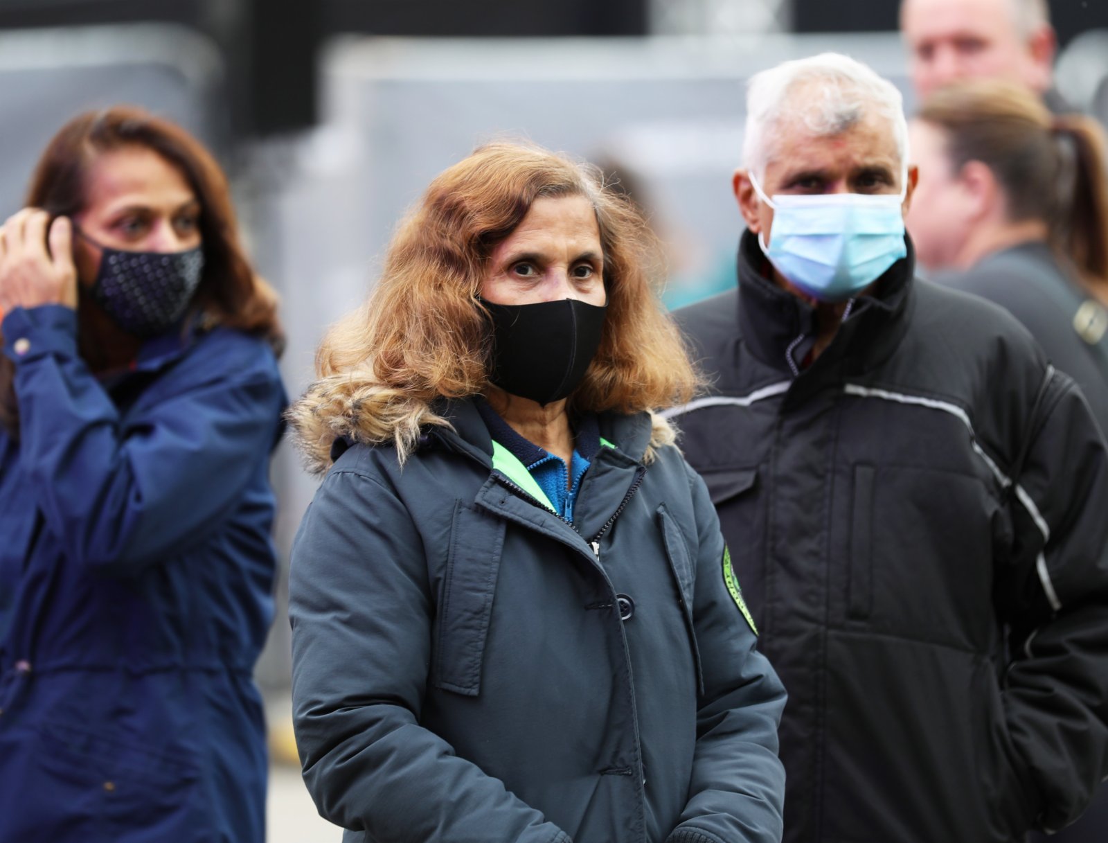 10月23日，在英國倫敦，人們戴着口罩出行。