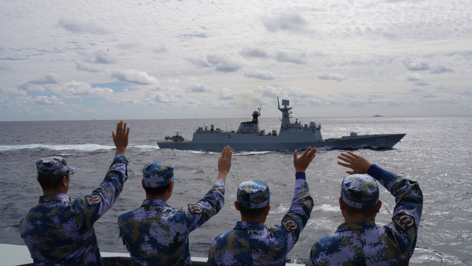 當地時間10月23日，中俄首次海上聯合巡航分航儀式結束後，中方參加艦艇分別返回各自軍港。這是南昌艦官兵向濱州艦揮手作別。