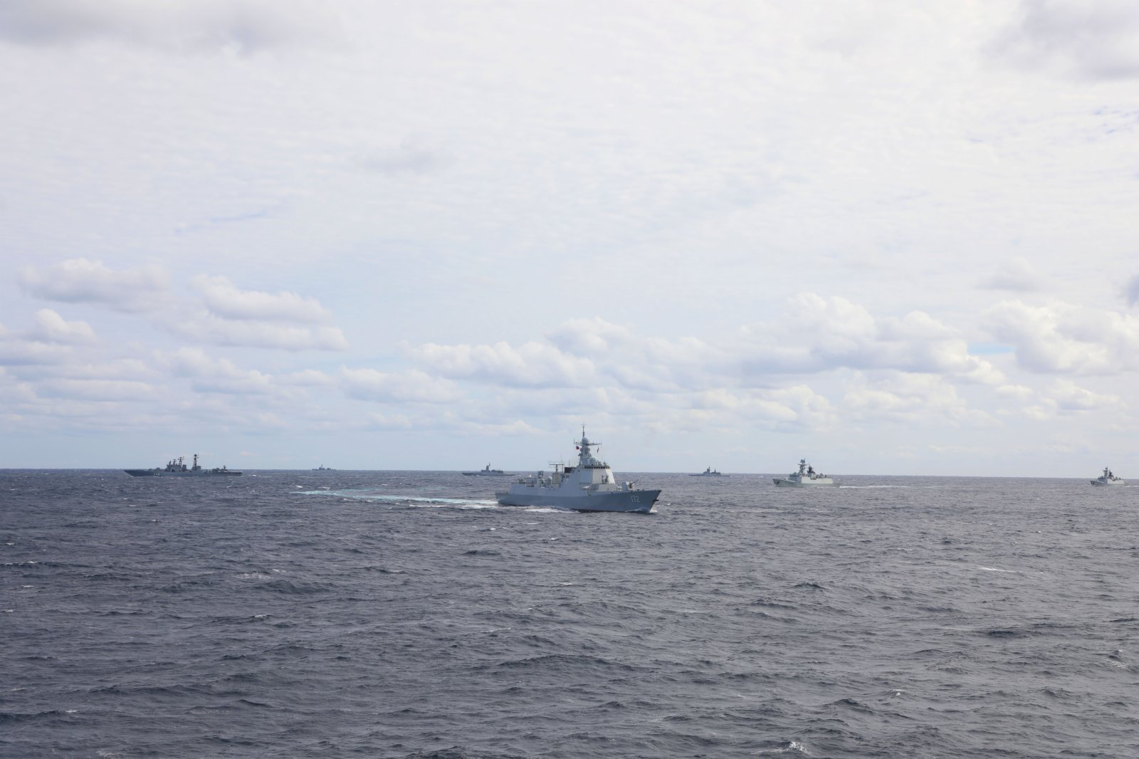 當地時間10月23日，中俄首次海上聯合巡航艦艇編隊在東海東部海域舉行分航儀式後，雙方艦艇分航。（新華社）