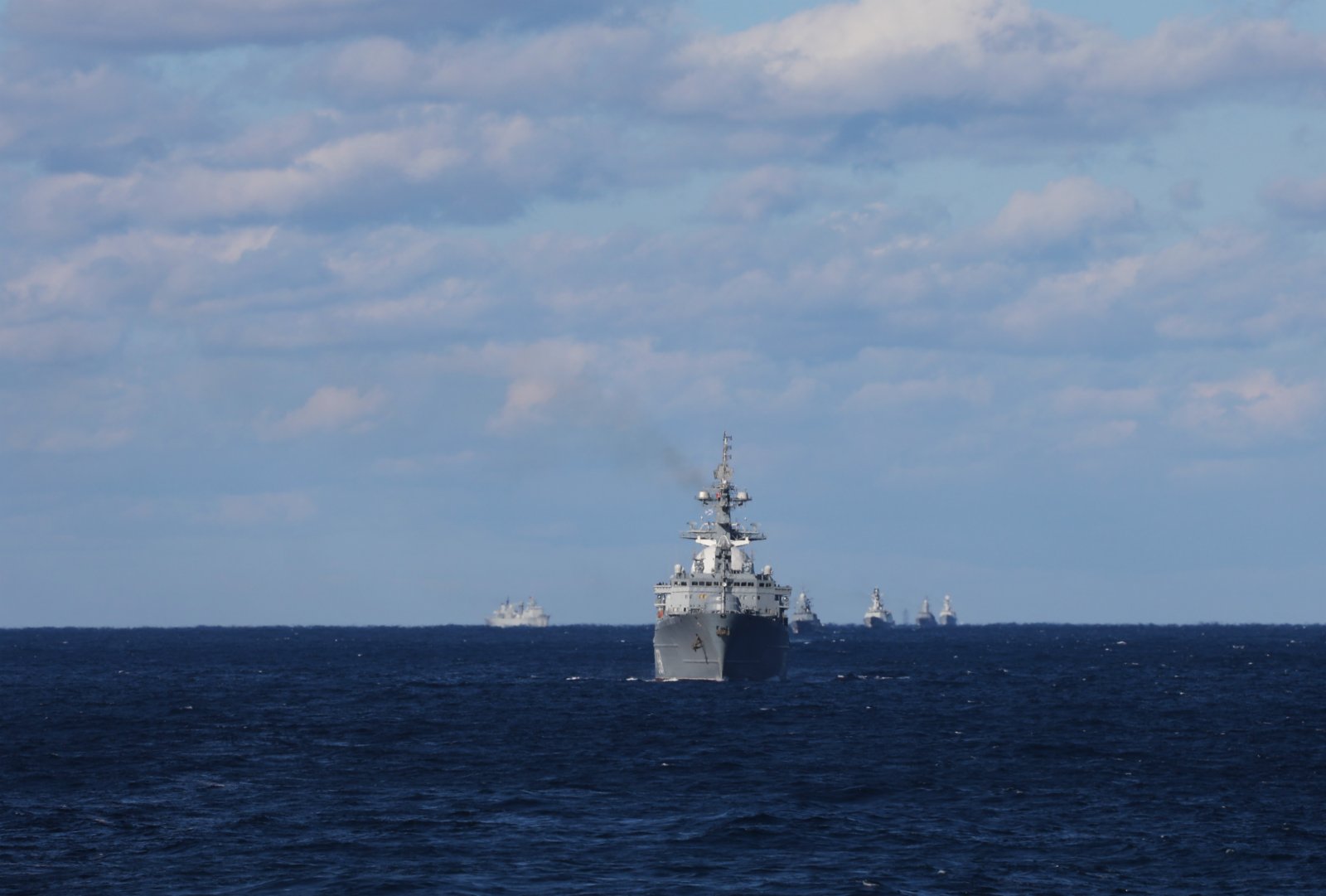 當地時間10月18日，中俄首次海上聯合巡航艦艇編隊在聯合機動。（新華社）