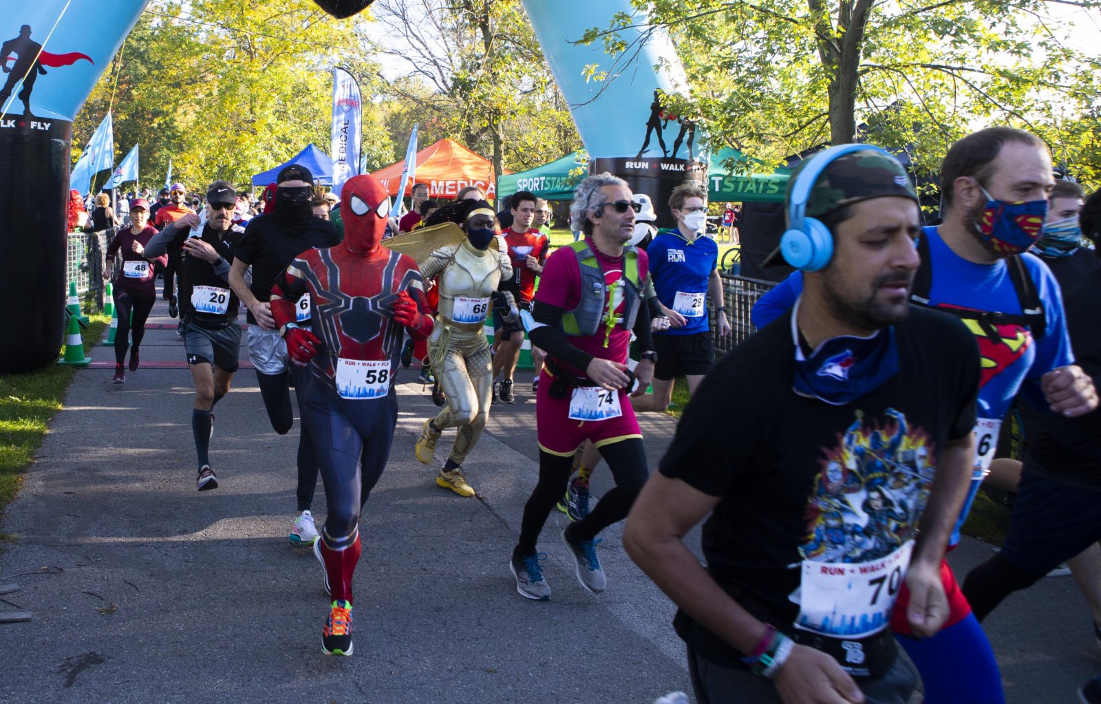 10月24日，身穿動漫服裝的人們在加拿大多倫多參加「變裝」5公里長跑。（新華社）