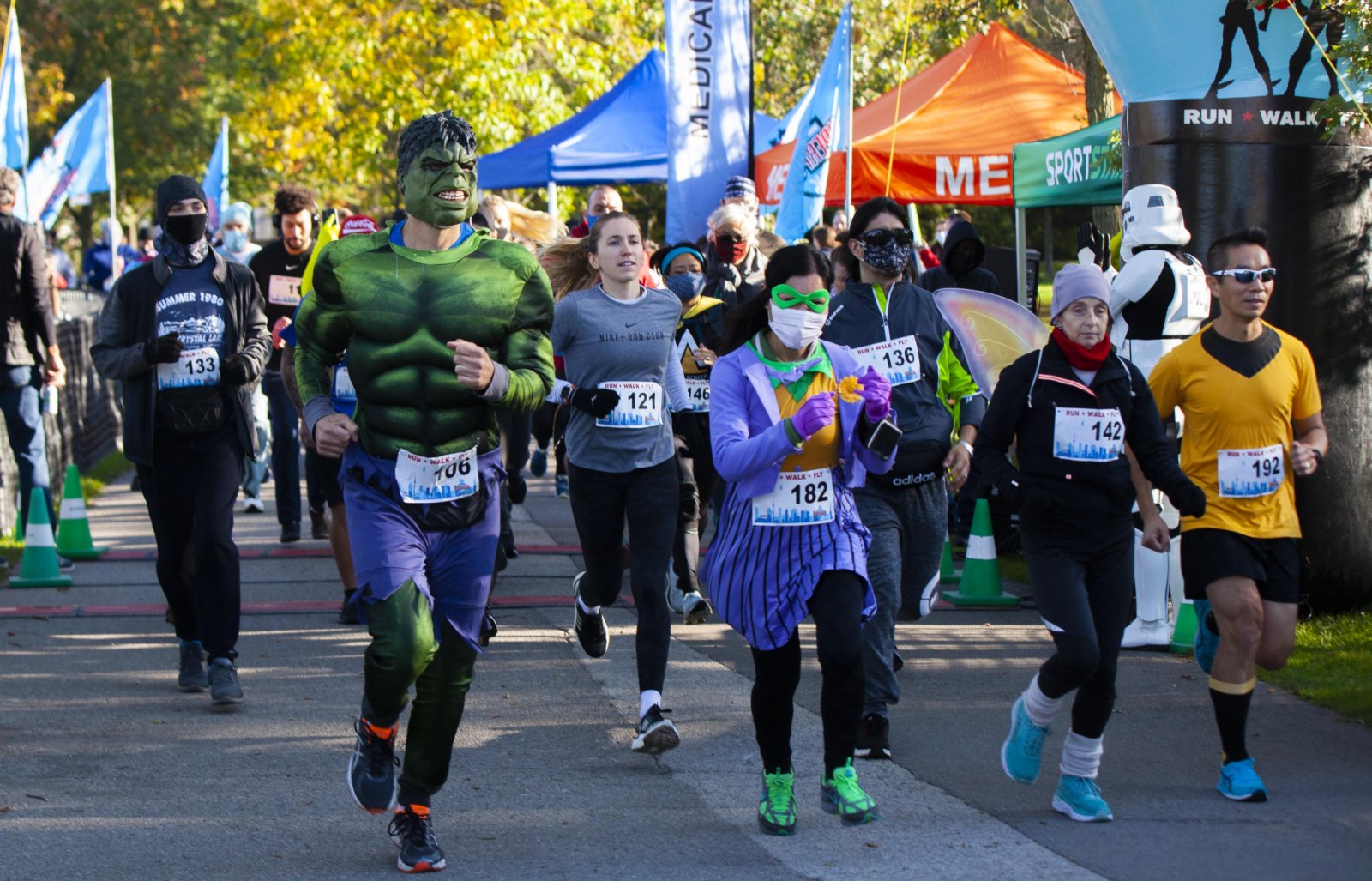 10月24日，身穿動漫服裝的人們在加拿大多倫多參加「變裝」5公里長跑。（新華社）