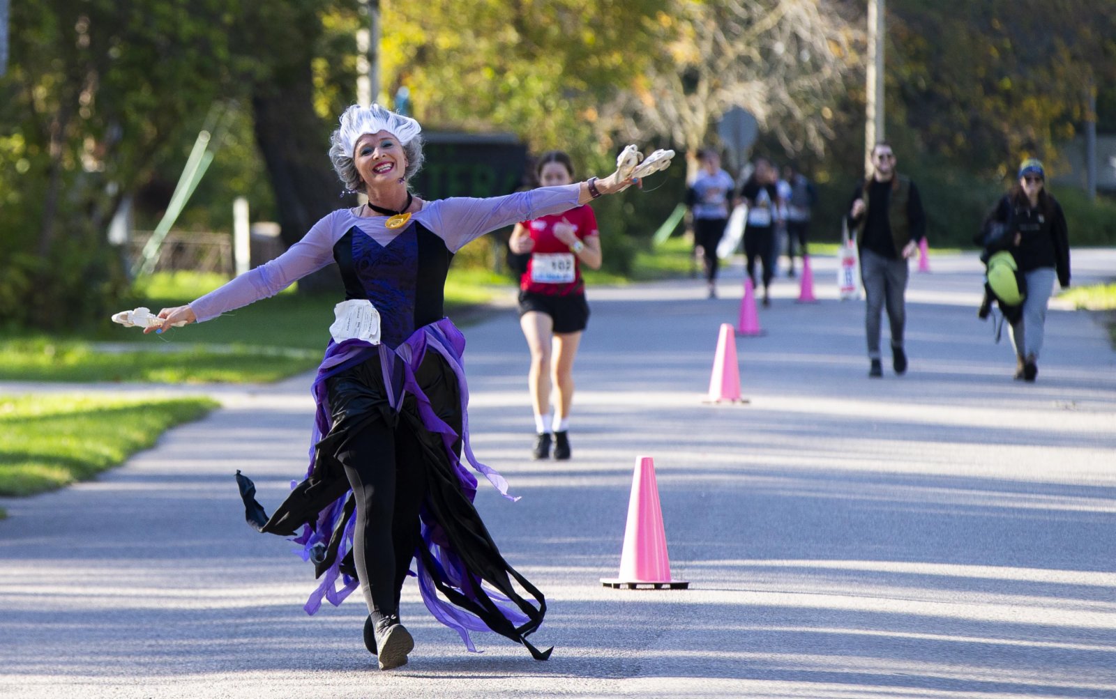 10月24日，一名穿著動漫服裝的女子在加拿大多倫多參加「變裝」5公里長跑。（新華社）