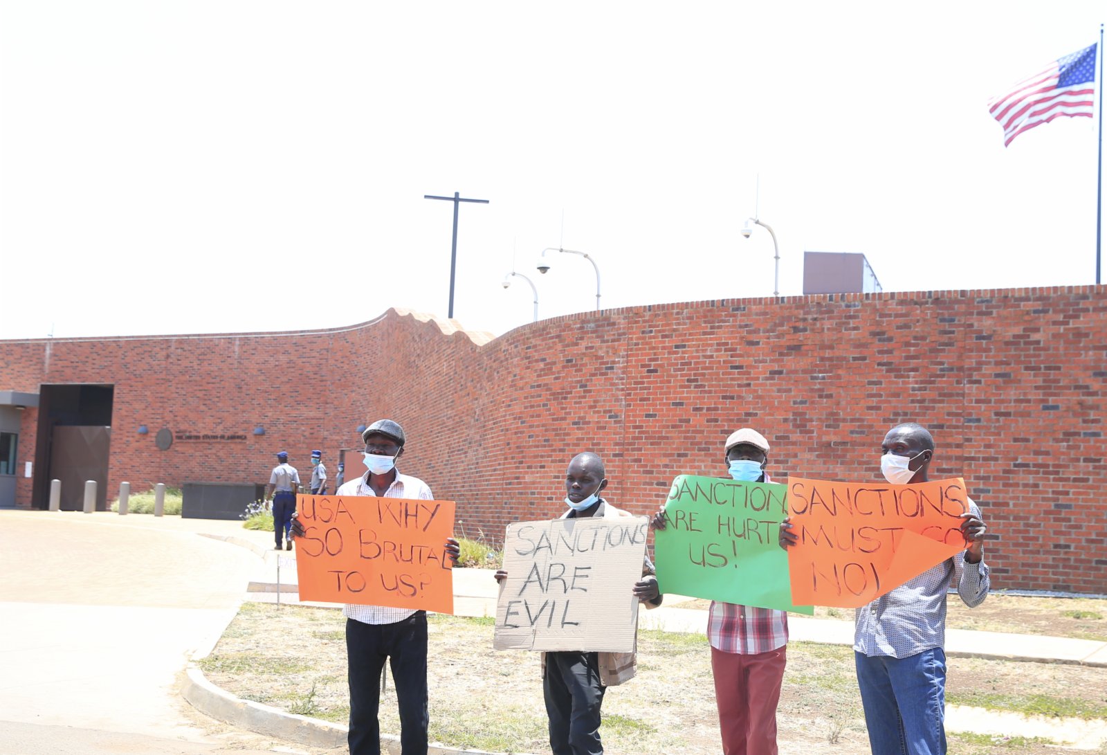 人們在津巴布韋首都哈拉雷的美國駐津使館外舉行遊行示威，抗議西方國家對津制裁。（新華社）