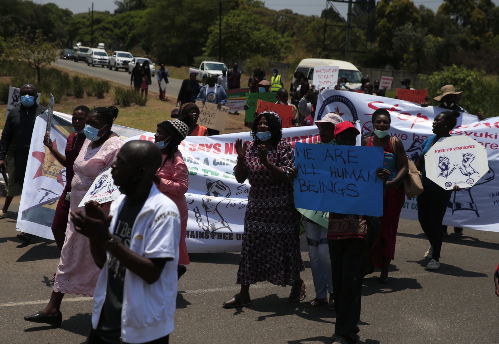 人們在津巴布韋首都哈拉雷的美國駐津使館附近舉行遊行示威，抗議西方國家對津制裁。（新華社）