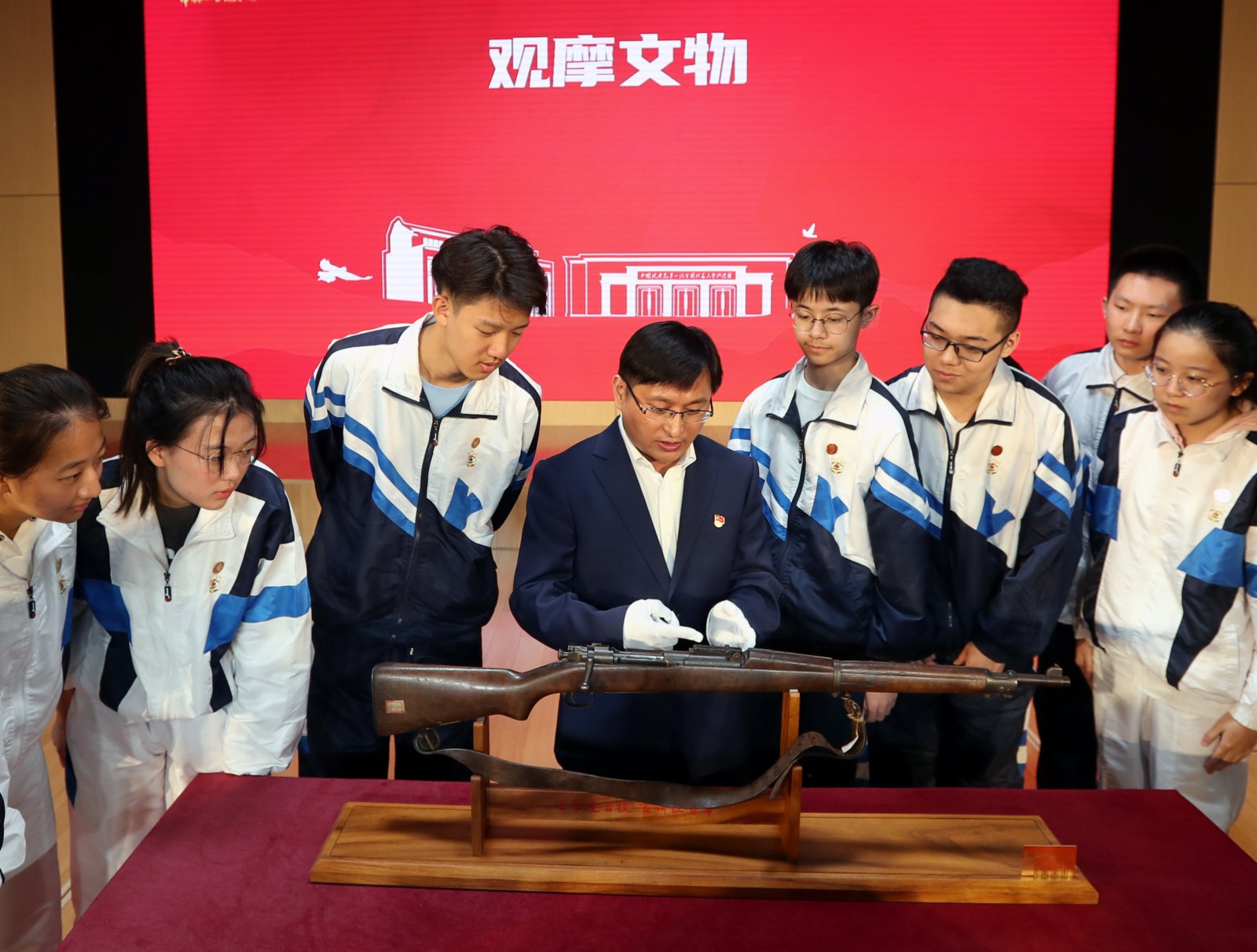 10月25日，上海中學的學生們近距離觀摩革命文物——上海支前工人李增祥擊落美機時所用M1903步槍。（新華社）