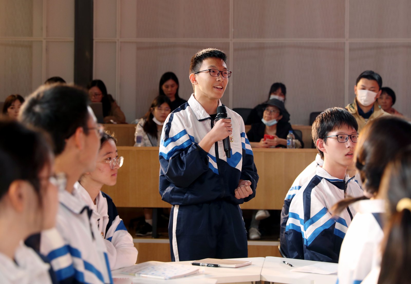 10月25日，上海中學的師生在課堂上交流觀摩革命文物的感想。（新華社）