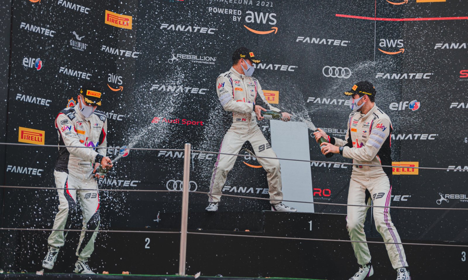 Sky Tempesta Racing三名車手在頒獎台上盡情慶祝。