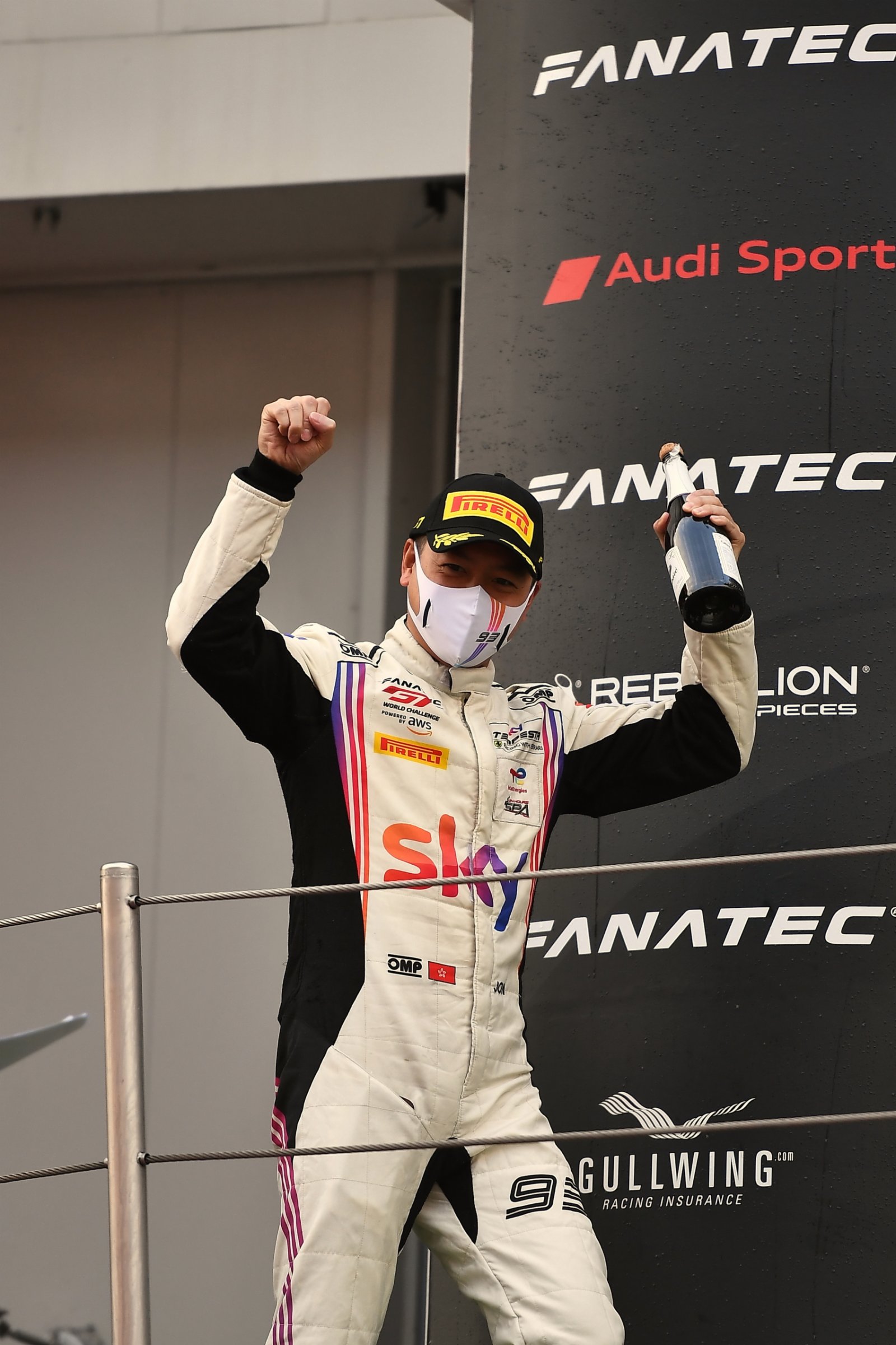 許建德手握香檳走向領獎台