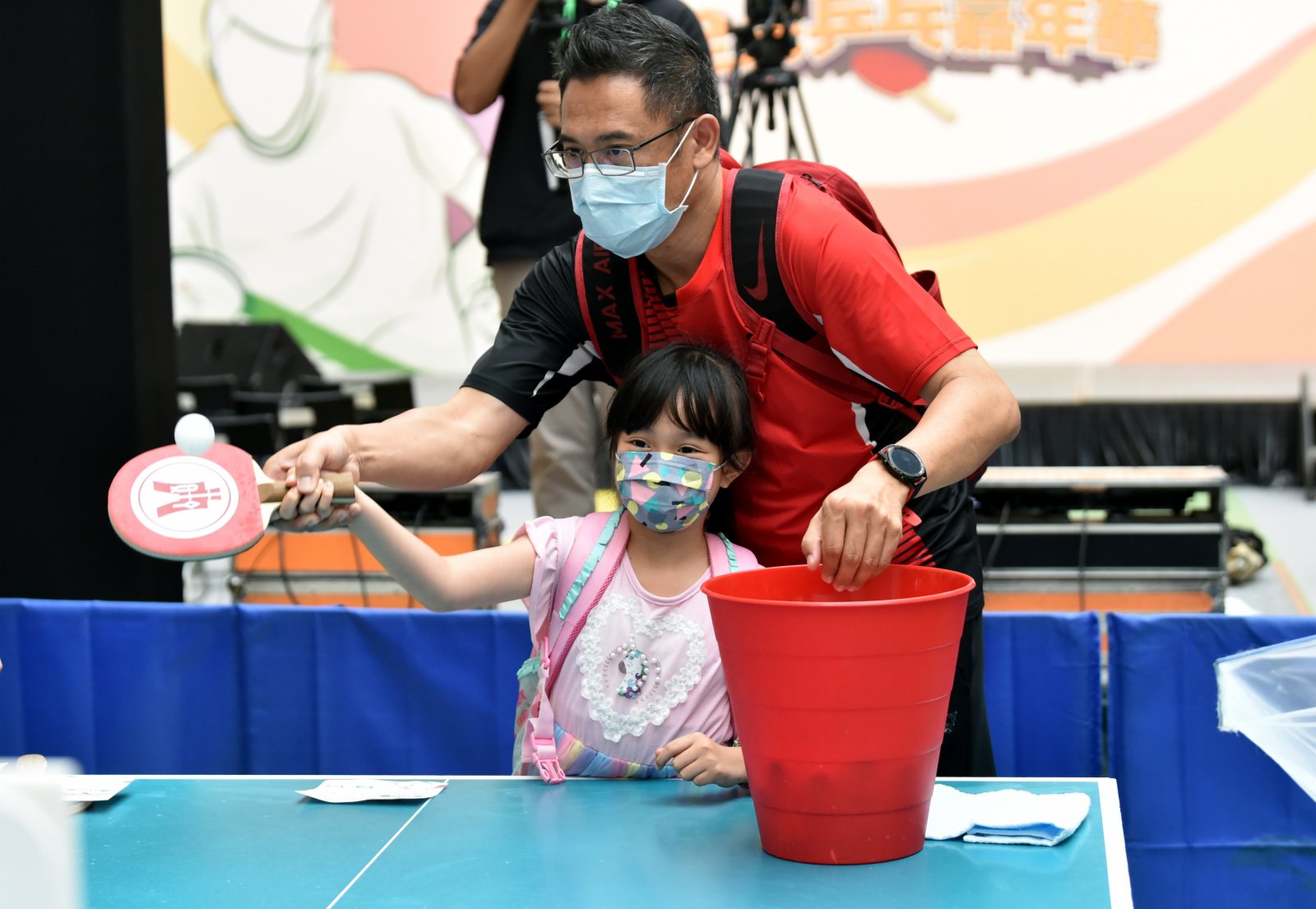 10月30日，小朋友在家長帶領下打乒乓球。（新華社）