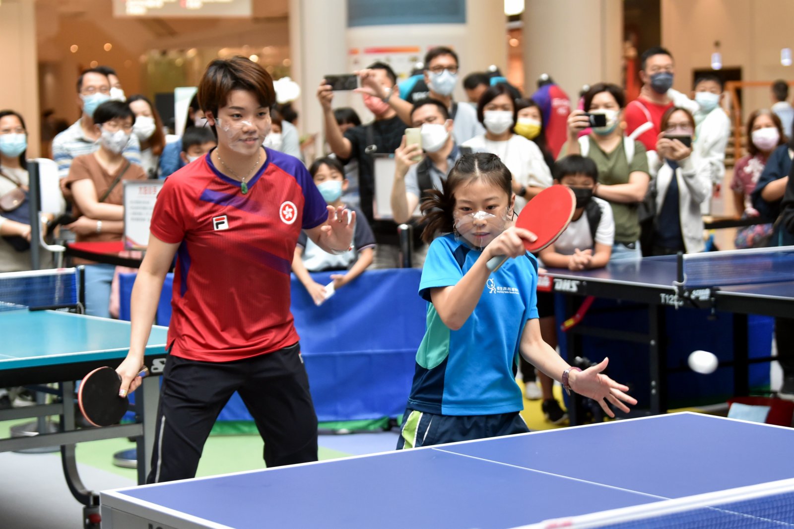 10月30日，香港女子乒乓球運動員杜凱琹（左）與小朋友合作進行雙打比賽。（新華社）