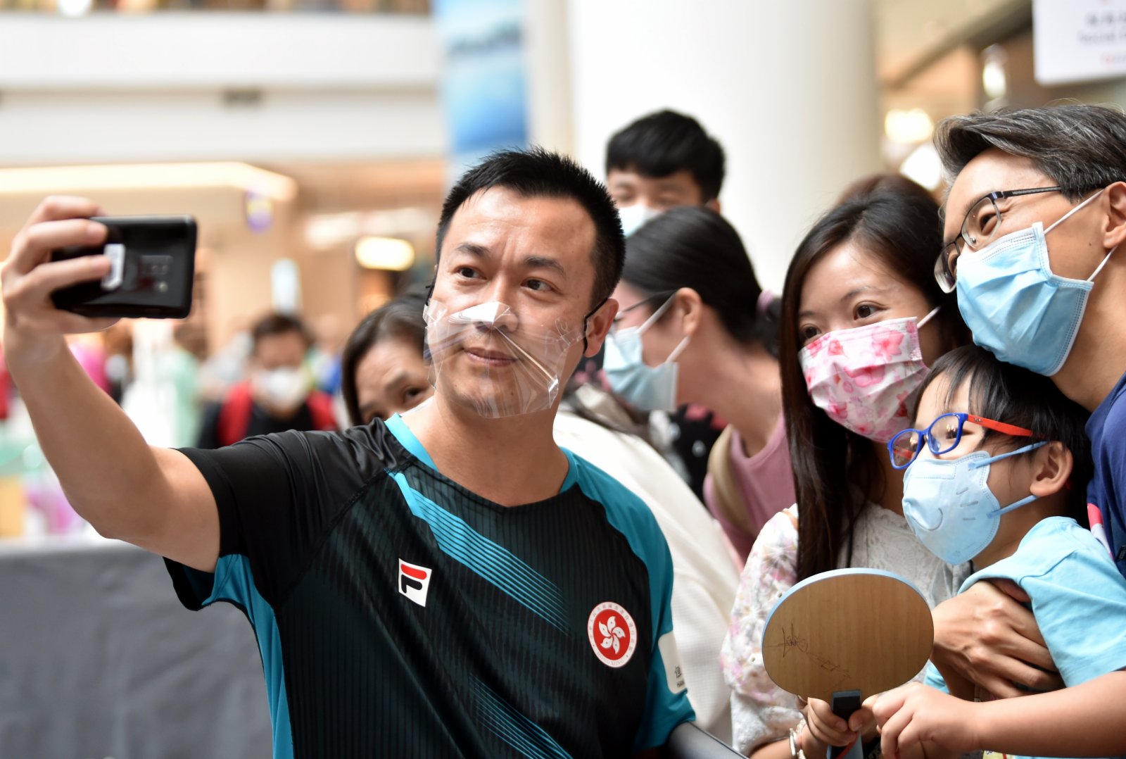 10月30日，香港乒乓球隊教練李靜（左）與市民合影。（新華社）