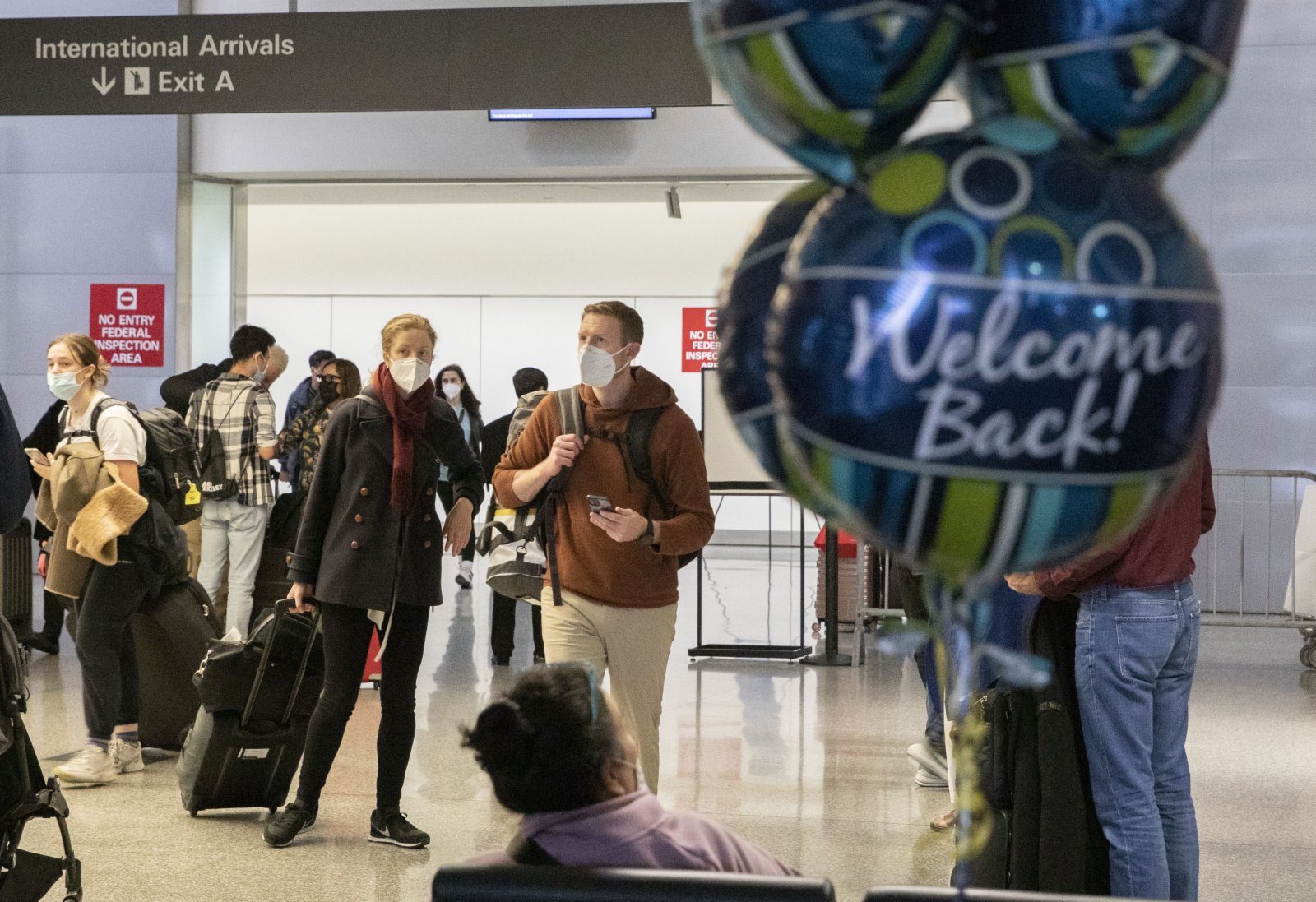 當地時間11月8日，旅客抵達美國加州舊金山國際機場的國際航班到達區域。（中新社）