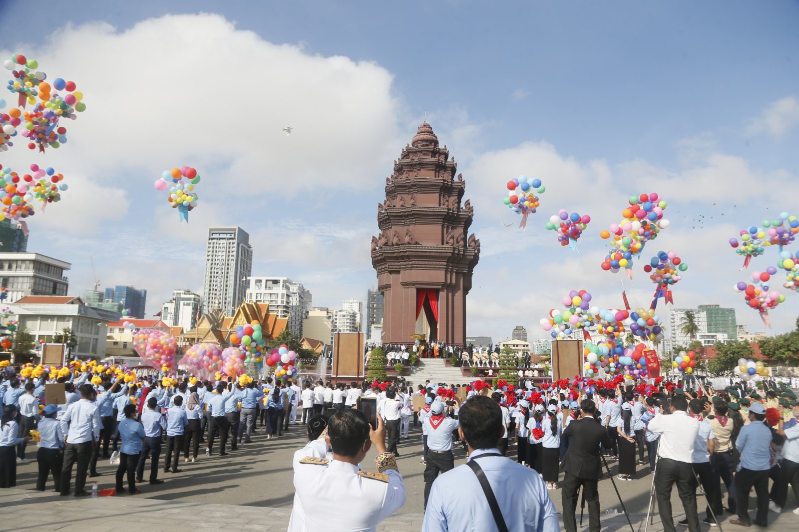 11月9日，人們在柬埔寨金邊舉行的獨立68周年慶祝活動上放飛氣球。（新華社）