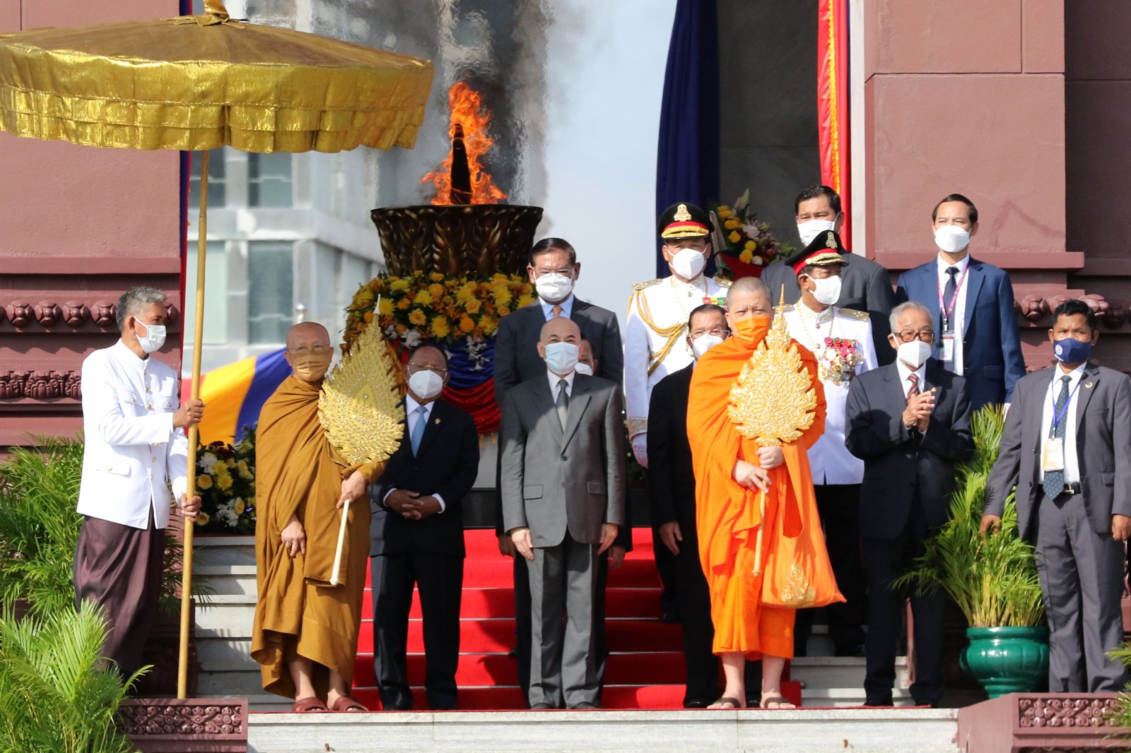 11月9日，柬埔寨國王西哈莫尼（前中）在金邊出席獨立68周年慶祝活動。（新華社）