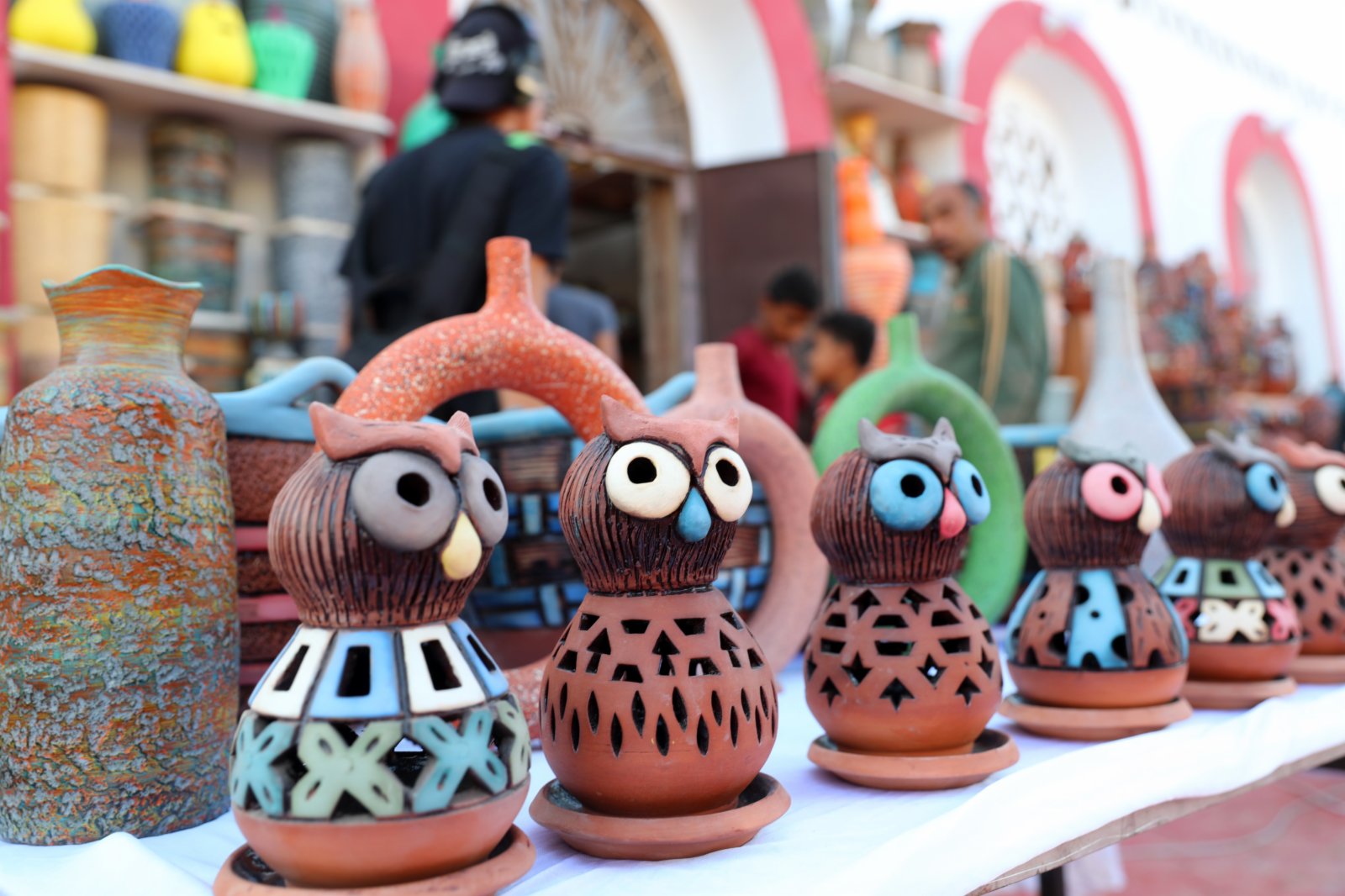 這是11月6日在埃及開羅制陶村舉辦的陶器展上拍攝的上色陶器製品。（新華社）