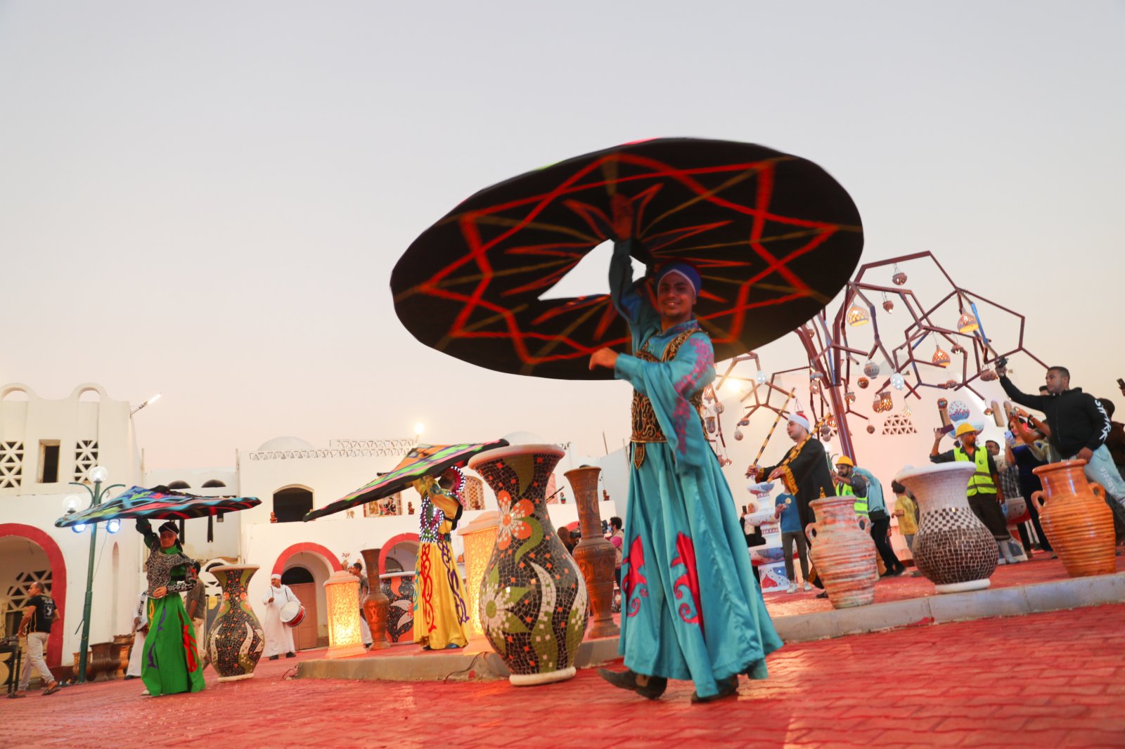 11月6日，藝術家在埃及開羅制陶村舉辦的陶器展上表演舞蹈。（新華社）