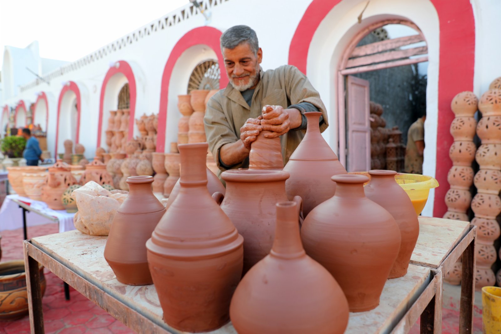 11月6日，一位制陶手藝人在埃及開羅制陶村舉辦的陶器展上製作陶器。（新華社）