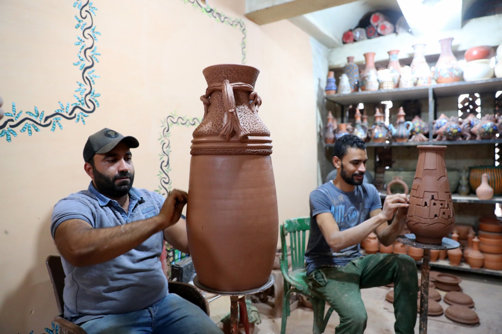 11月6日，制陶手藝人在埃及開羅制陶村舉辦的陶器展上展示陶器鏤空技藝。（新華社）