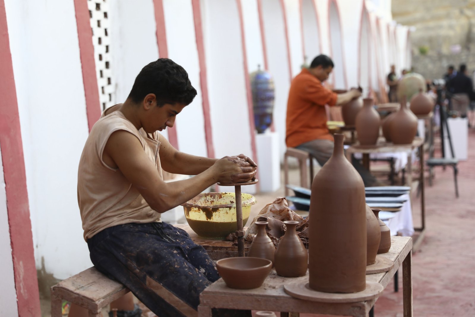 11月6日，制陶手藝人在埃及開羅制陶村舉辦的陶器展上製作陶器。（新華社）