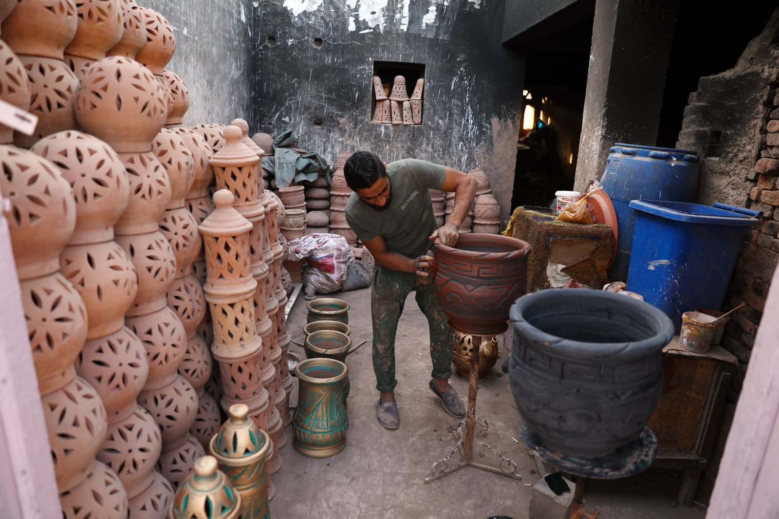 11月6日，一位制陶手藝人在埃及開羅制陶村舉辦的陶器展上製作陶器。（新華社）