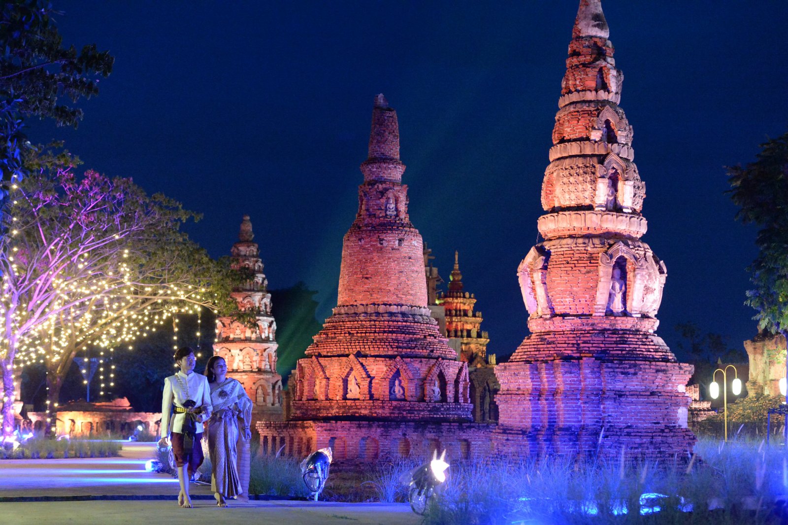 11月8日，遊客在泰國北欖府舉行的國際燈籠美食節預展活動上游覽。（新華社）