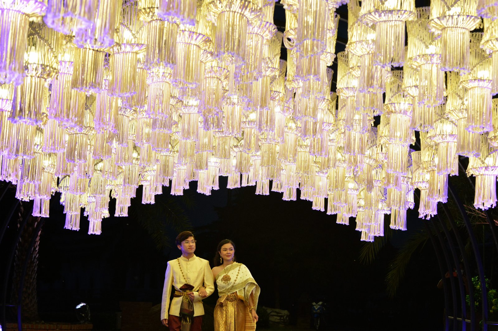  11月8日，遊客在泰國北欖府舉行的國際燈籠美食節預展活動上觀賞燈籠。（新華社）